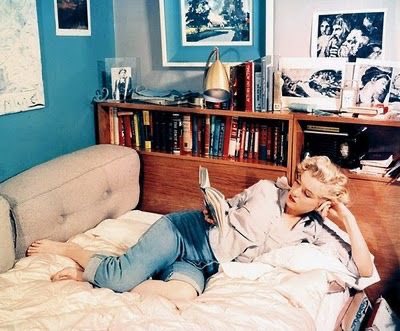 Marilyn Monroe Reading