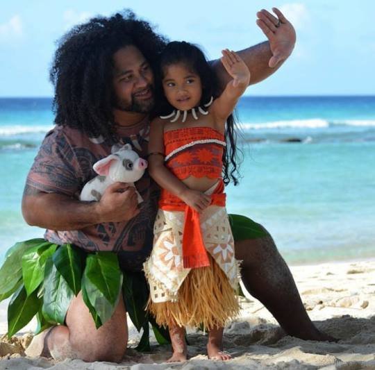 Moana Cosplay with Maui and his daughter Moana showing the hand sign made to view the constellations during sea navigation