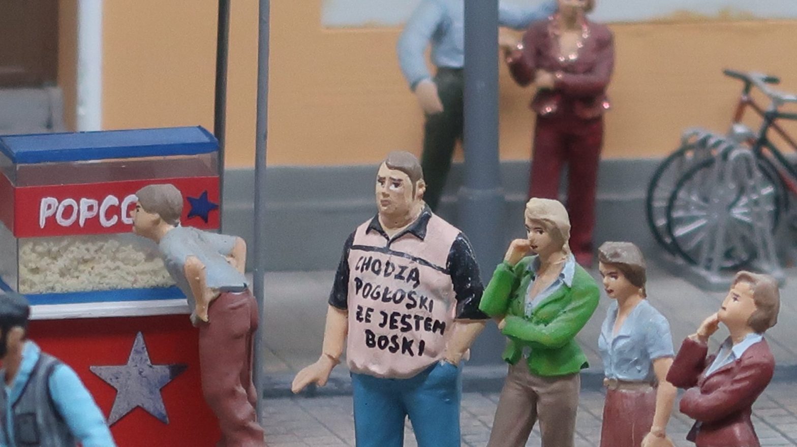 A fat guy wears a T shirt saying - 'There are rumours floating around that I may be divine' - Chodza pogloski ze jestem boski