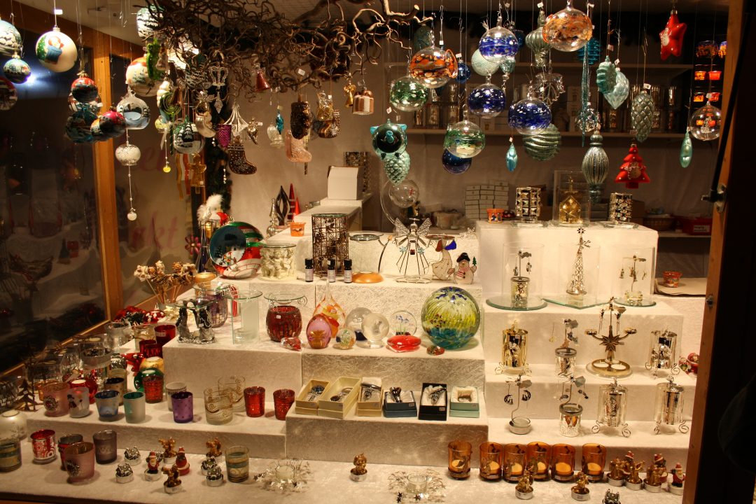 Luminous Edinburgh during Christmas time lit the way for work-weary me