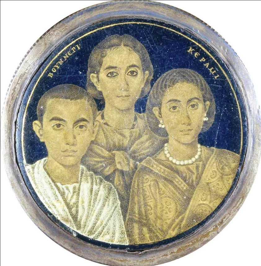 this-1800-year-old-portrait-of-a-mother-and-her-two-children-painted-on-a-gilded-glass-medallion-in-alexandria-roman-egypt.