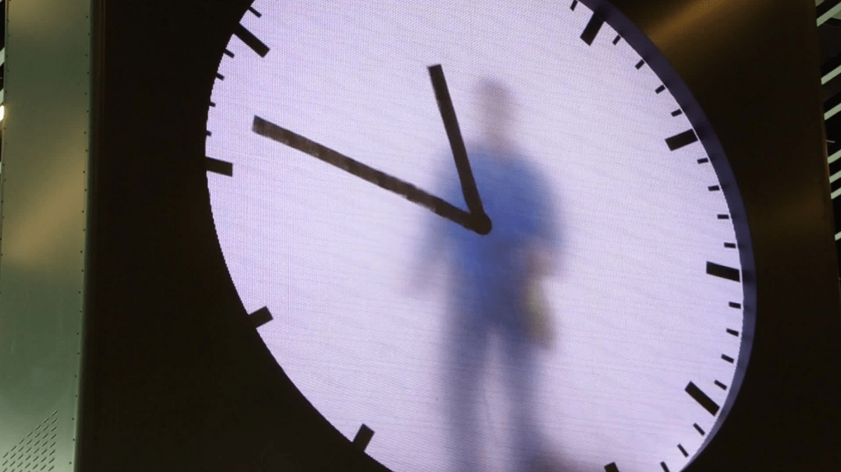 Optical illusion, memory, time, performance art and telling the time in one stunning clock at an Amsterdam airport