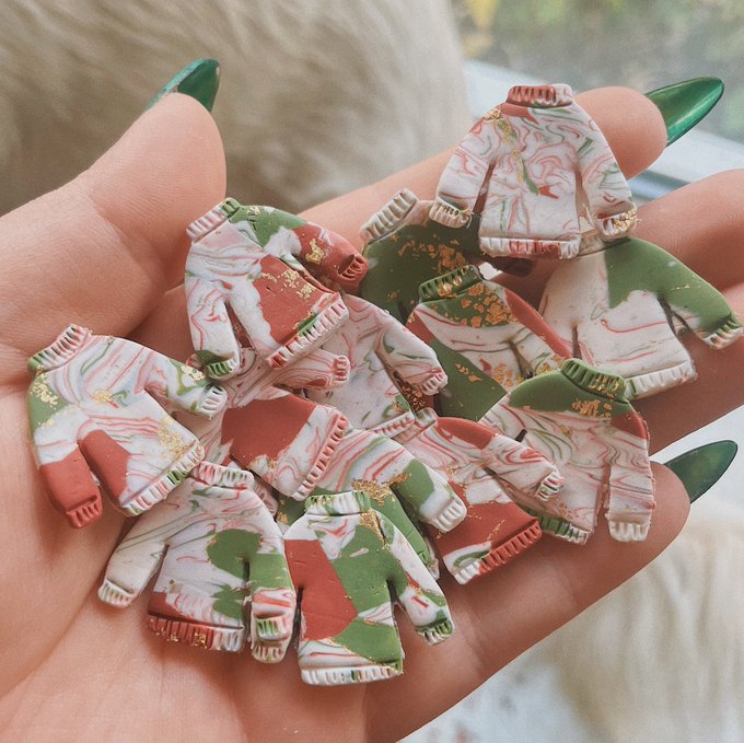 Twee mini Christmas jumpers made of clay