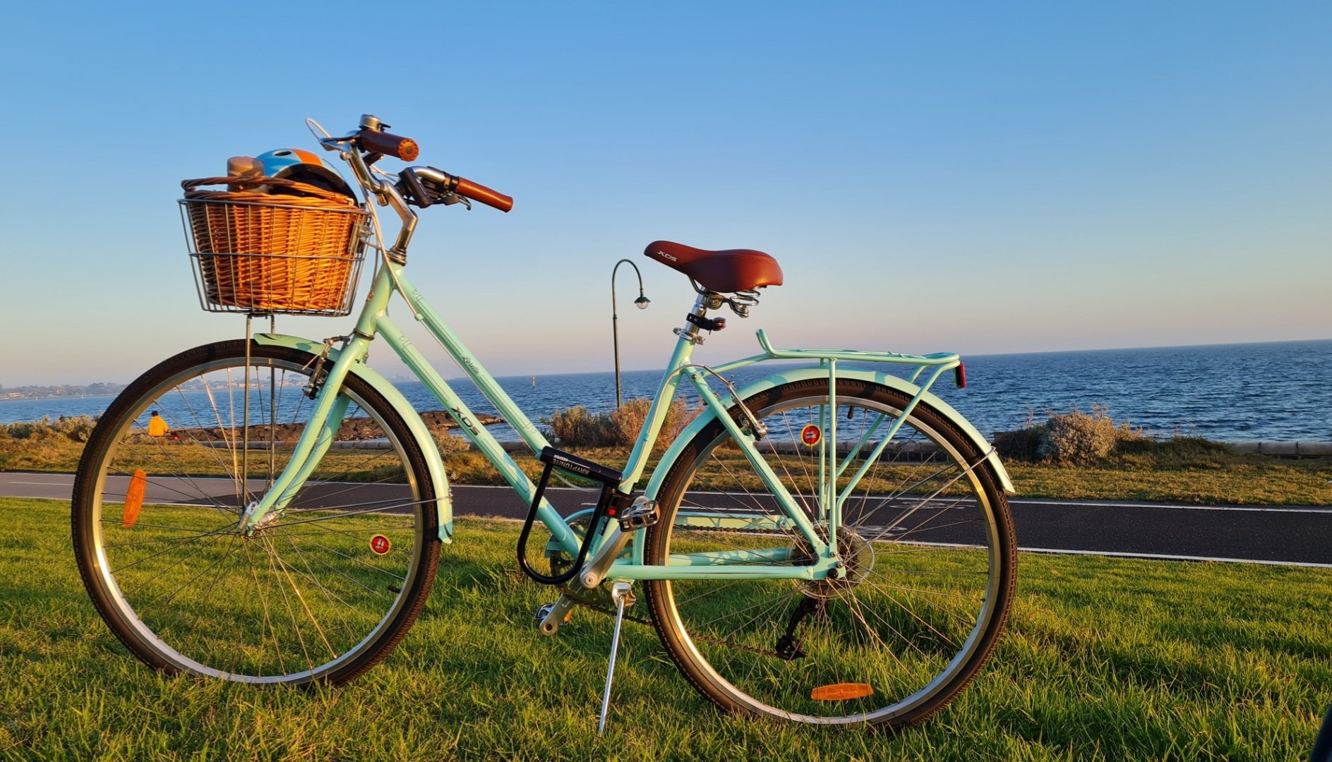 Travel Melbourne by bike - Elwood beach trail