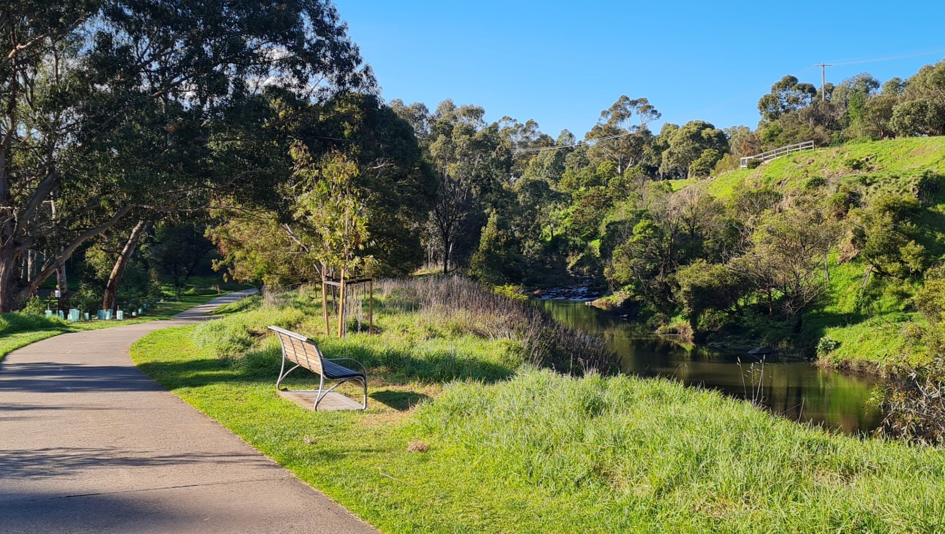 Melbourne cycling along with yarra river