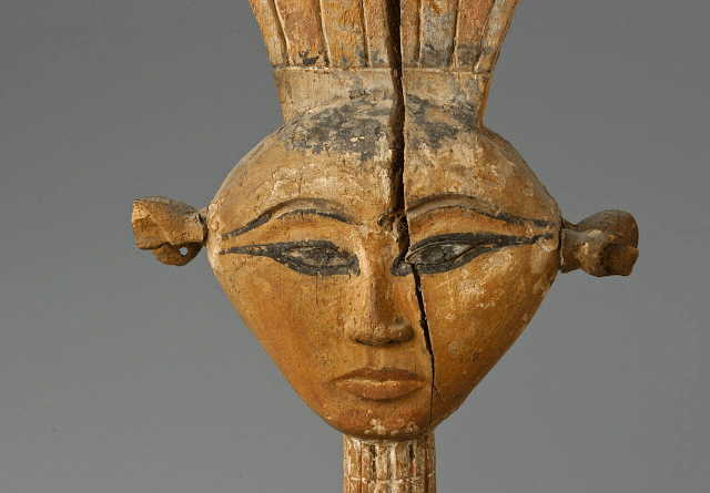 “Two-faced” emblem of Anouket (Anoukis) – painted wood (tamarisk and shea) – 19th dynasty (around 1295 – 1186 BC)
from Deir el-Medineh – Department of Egyptian Antiquities of the Louvre Museum – N 3534
by acquisition of the Salt Collection in 1826 (Salt n