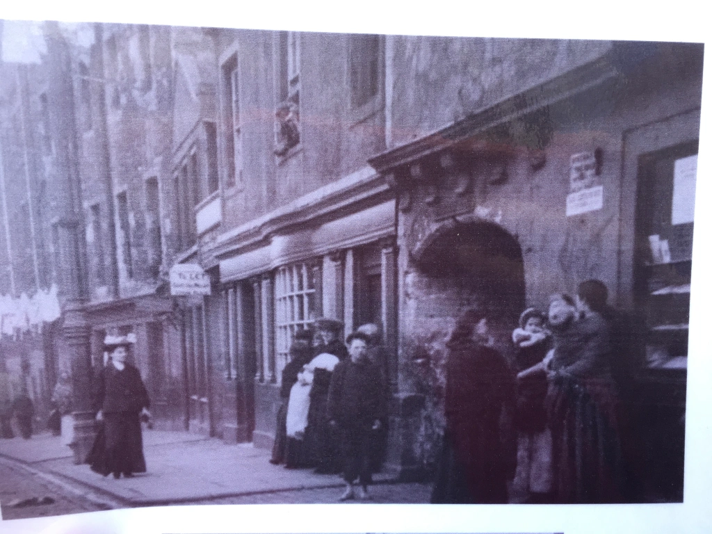 Explorations of Edinburgh past and present with author, poet and time traveller Carly Brown.