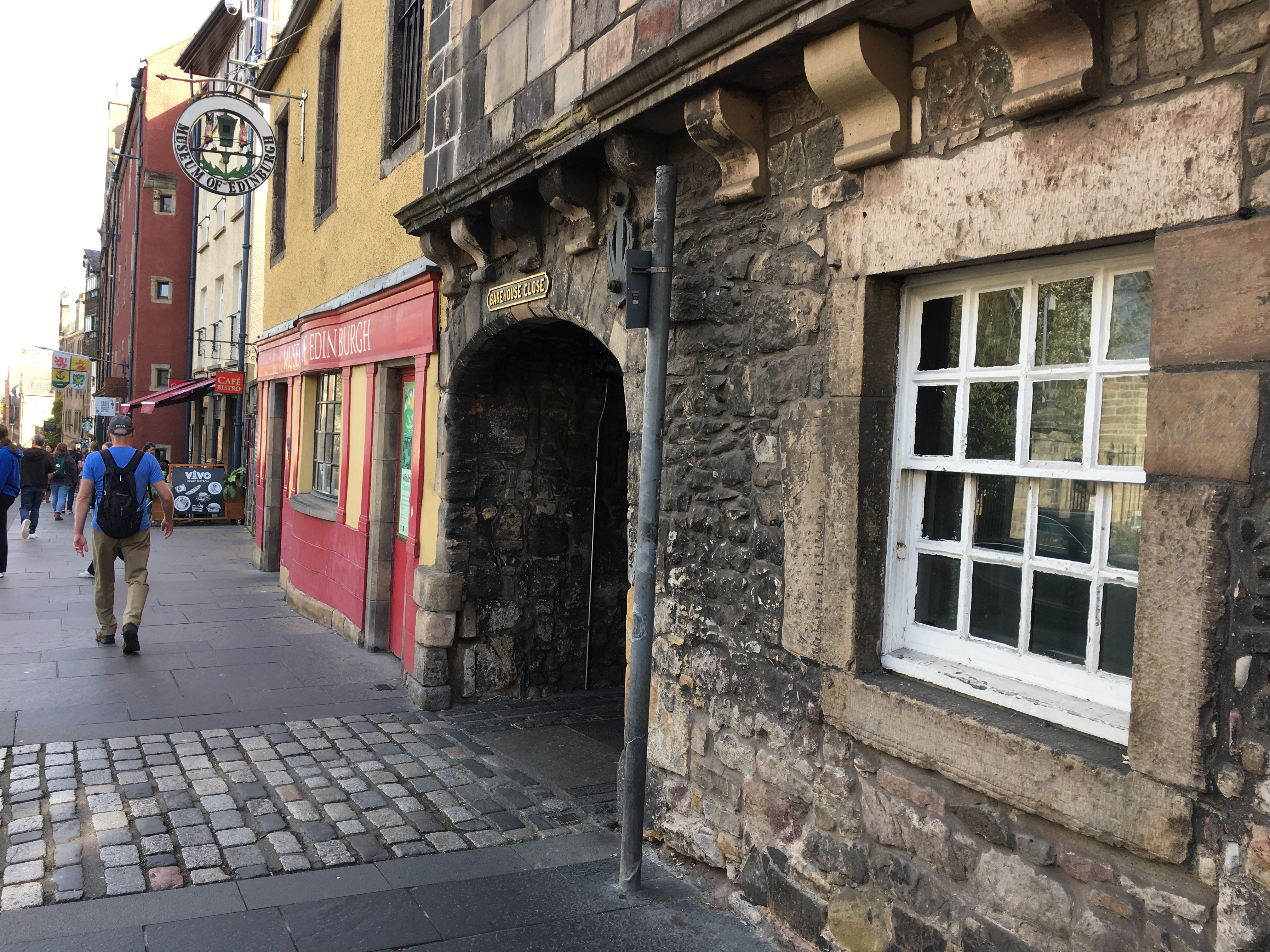 Explorations of Edinburgh past and present with author, poet and time traveller Carly Brown.