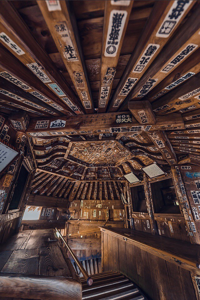 Japanese Izakaya - eerie strange portals 